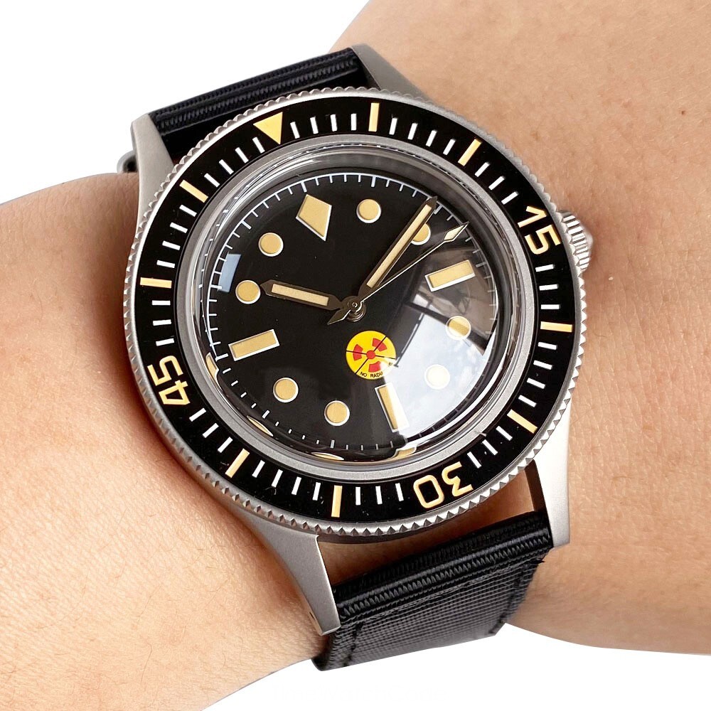 NH35 Dive Watch for Men Automatic Sandblasted Bubble Sapphire Non-Radiation 40mm