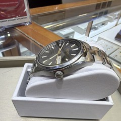 Seiko 5 Men&rsquo;s Automatic Day/Date Gray Sunburst Dial Silver Steel Bracelet