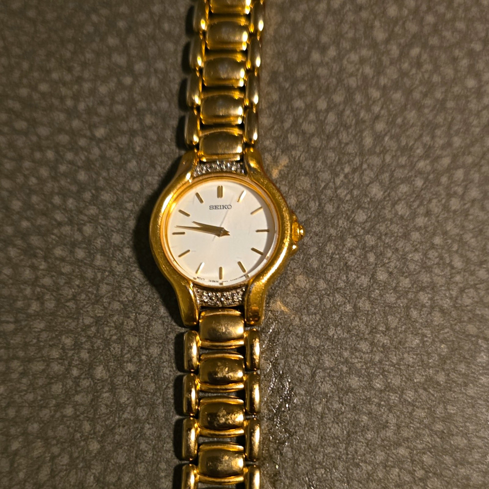 Seiko Quartz Women&rsquo;s Gold-Tone Bracelet Watch White Dial Stick Smooth Bezel