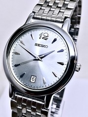 VINTAGE SEIKO QUARTZ SFWV31P1 MID SIZE STAINLESS STEEL SLVER DIAL .